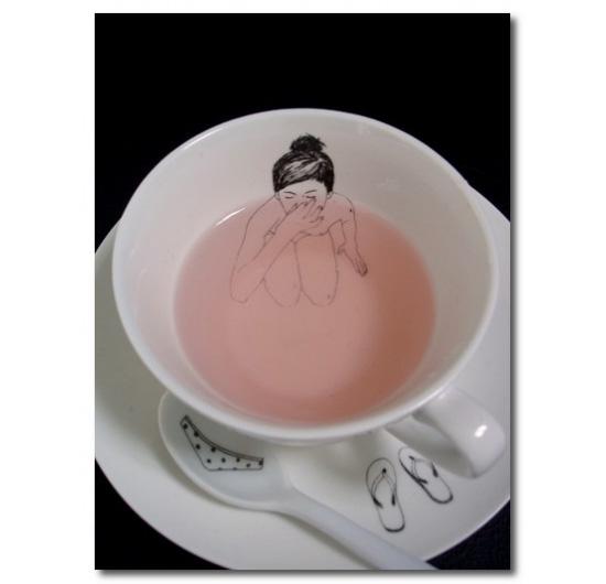 Foto Divertente: Tazza di te con disegnata donna che si immerge