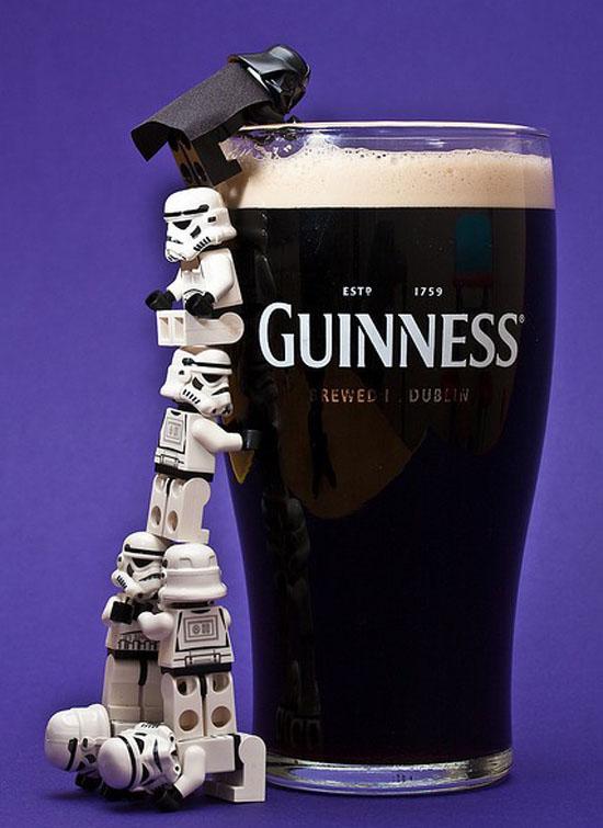 Foto Divertente: Personaggi Lego Guerre Stellari che bevono Giunnes