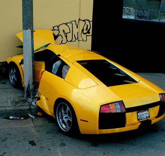 Lamborghini che picchia lo sportello contro un palo