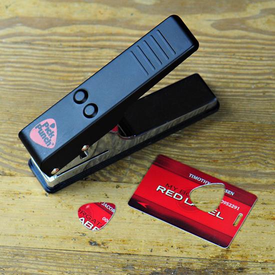 Macchinetta che ricava plettri da carte di credito