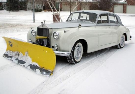 Rolls Royce usata come spazzaneve