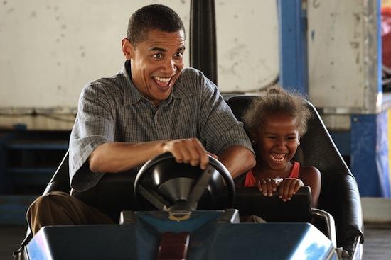 Foto Divertente: Obama che giuda autoscontro con bambina