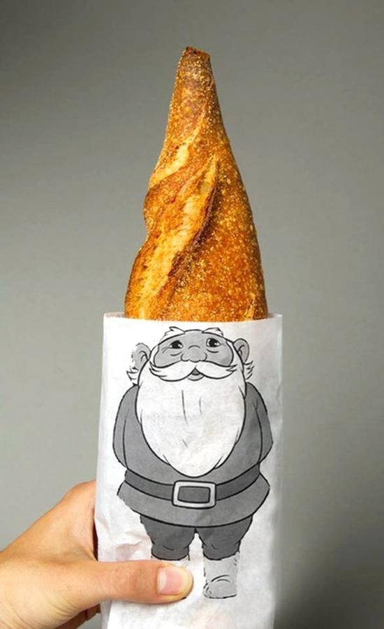 Foto Divertente: Sacchetto con panino che fa da cappello al nano disegnato