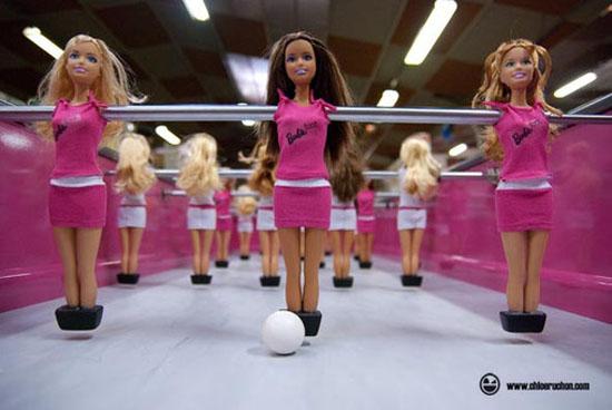 Foto Divertente: Calcio balilla con Barbie al posto degli omini
