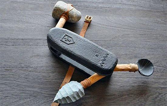 Coltellino svizzero di pietra con accessori preistorici