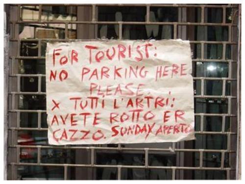 Foto Divertente: Cartello scritto a mano per divieto di parcheggio