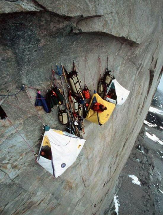 Tende appese ad una parete rocciosa