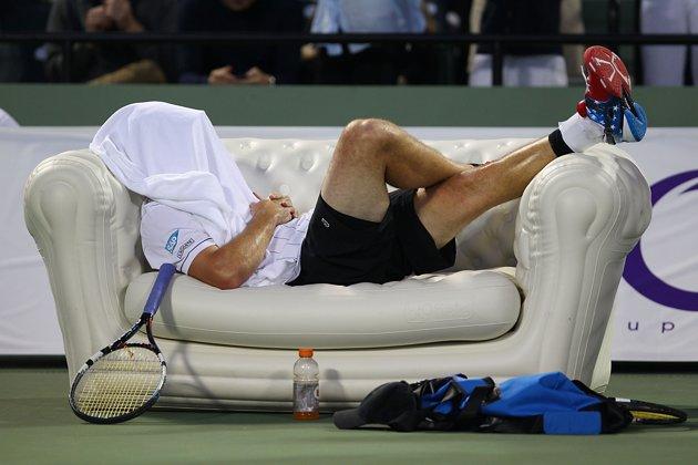 Foto Divertente: Tennista che si riposa su divano in campo