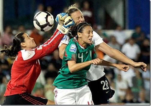 Foto Divertente: Portiere donna che in uscita di pugni colpisce avversaria