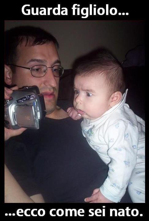 Foto Divertente: Bambino che guarda foto