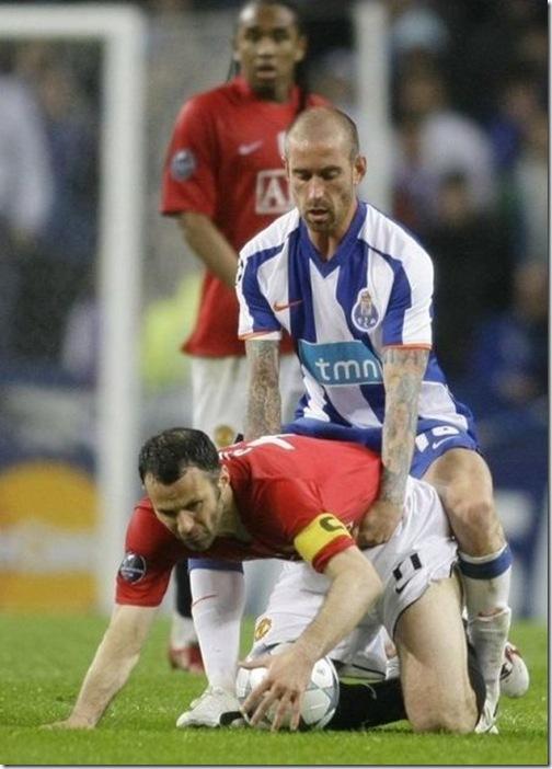 Foto Divertente: Calciatori avversari in posizione sexy