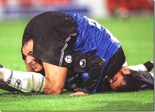 Foto Divertente: Calciatore che sviene su avversario