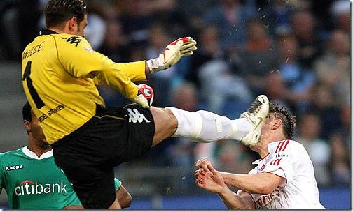 Foto Divertente: Calcio in faccia di portiere ad attaccante