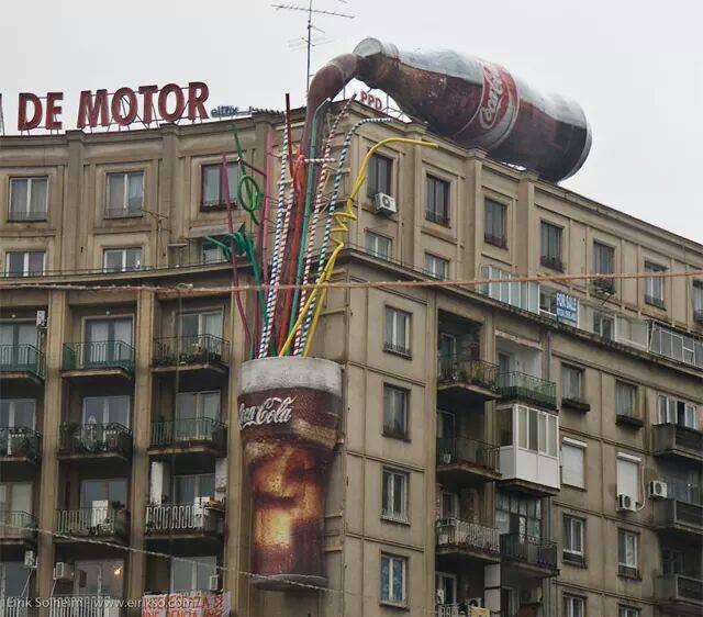 Foto Divertente: Bottiglia gigante di Coca cola su tetto di un palazzo