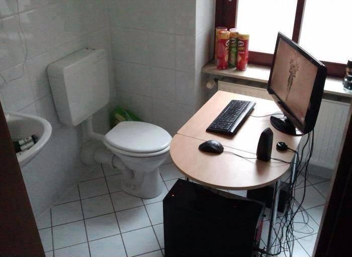 Foto Divertente: Computer in bagno davanti water