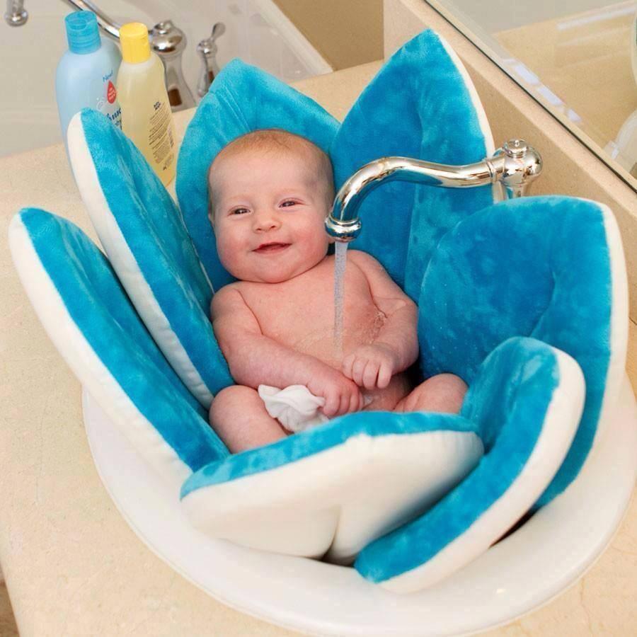 Foto Divertente: Bambino felice di fare il bagnetto nel lavandino