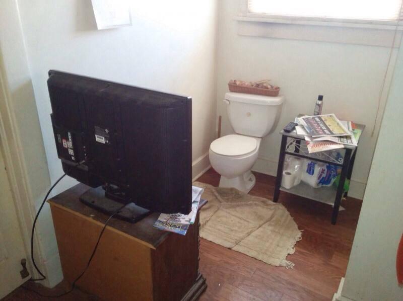 Foto Divertente: Bagno con tv davanti water