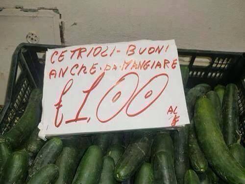 Cartello con scritto cetrioli buoni anche da mangiare