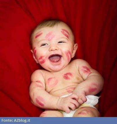 Foto Divertente: Bambino con segni di rossetto su tutto il corpo