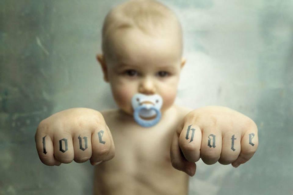Foto Divertente: Bambino con tatuata sulle dita scritta Love Hate