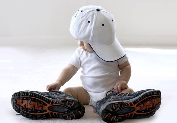 Foto Divertente: Bambino con cappellino e scarpe da adulto