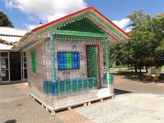 Foto Divertente: Abitazione costruita con bottiglie di plastica