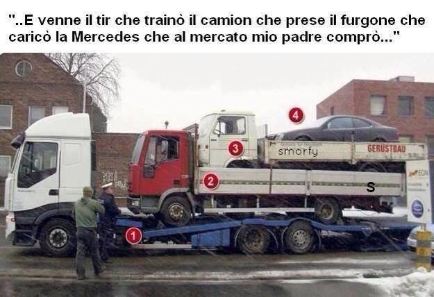 Carro attrezzi con sopra due camion e un'auto