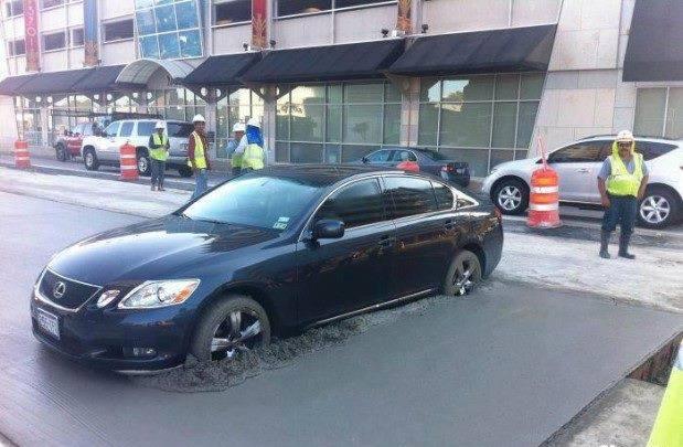 Auto dentro gettata di cemento fresco