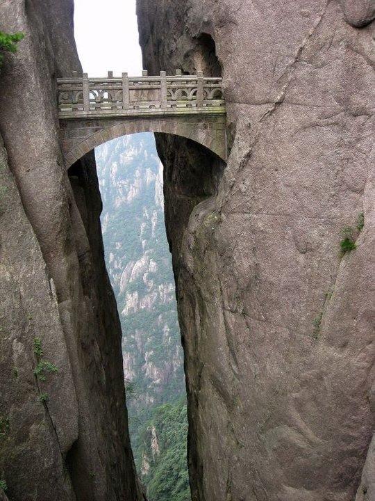 Ponte che unisce due pareti rocciose