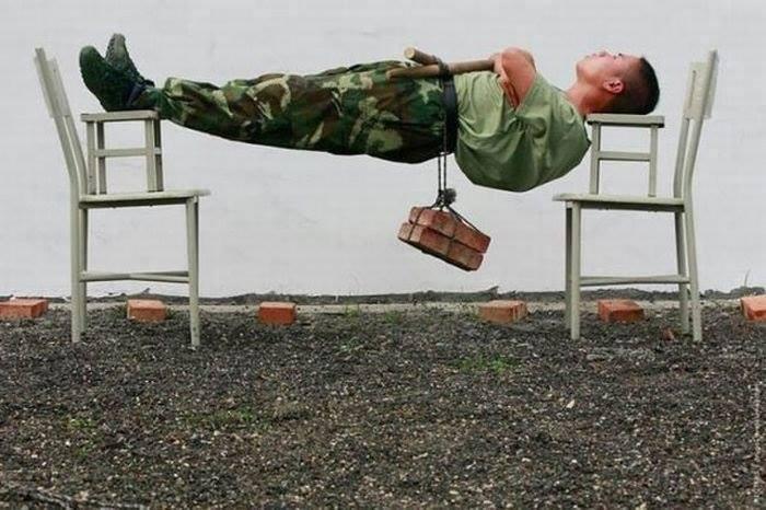 Soldato in equilibrio tra due sedie