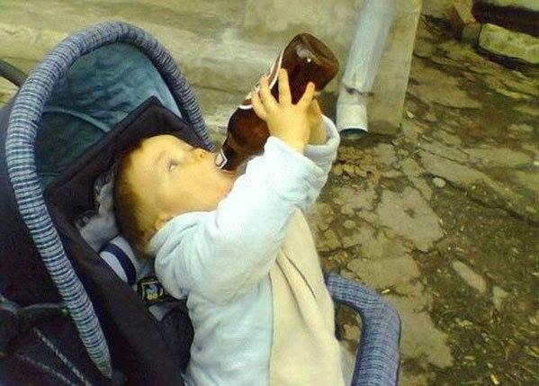 Foto Divertente: Bambino che beve da bottiglia di birra