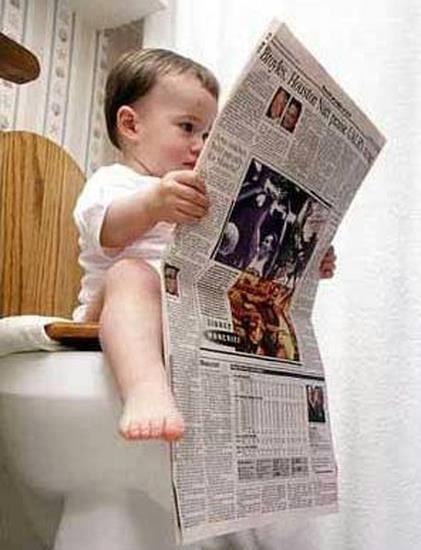 Foto Divertente: Bambino che legge giornale seduto su water