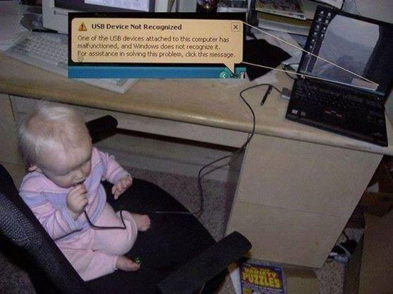 Foto Divertente: Bambino collegato a pc tramite usb