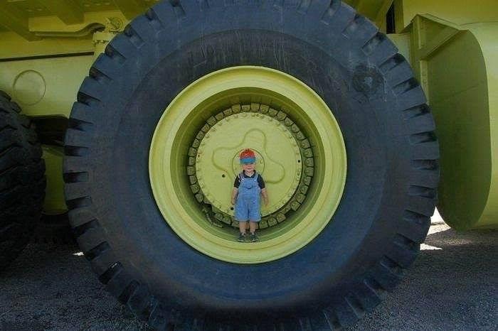 Foto Divertente: Bambino dentro ruota di trattore