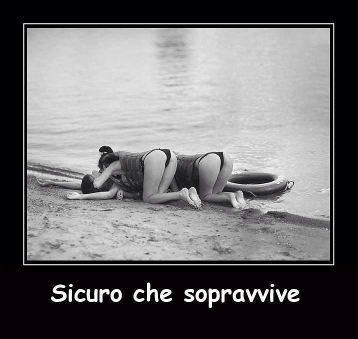 Foto Divertente: Bagnine sexy che rianimano uomo svenuto