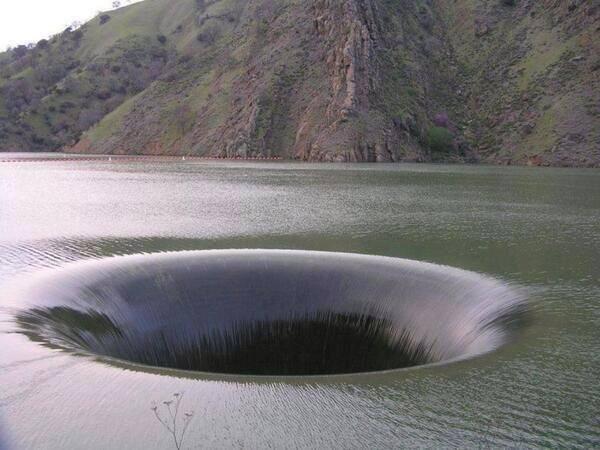 Voragine nel mezzo di un lago
