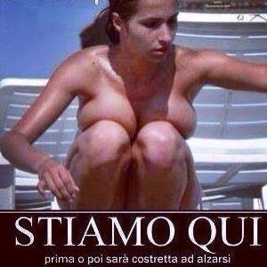 Donna nuda in ginocchio in attesa di alzarsi