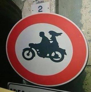 Foto Divertente: Divieto di transito a moto con sopra due passeggeri