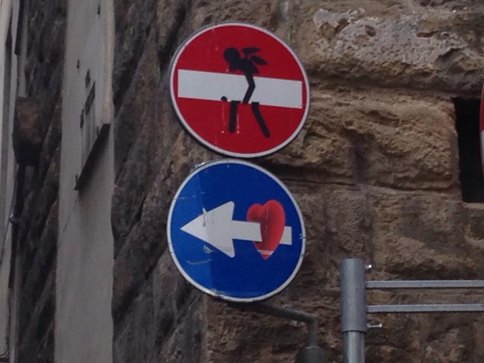 Foto Divertente: Divieto di accesso con angelo e direzione obbligatoria con cuore