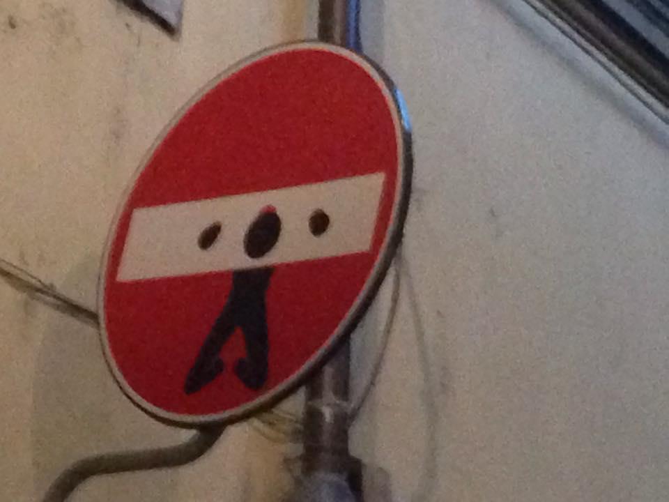 Foto Divertente: Divieto di accesso con uomo alla gogna
