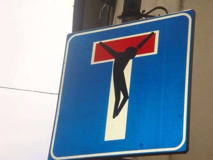 Foto Divertente: Strada a fondo chiuso con crocifisso