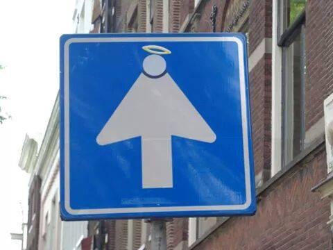 Foto Divertente: Direzione obbligatoria con sembianze di angelo