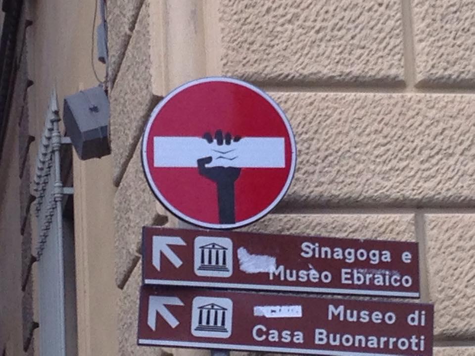 Foto Divertente: Divieto di accesso con mano che stritola linea bianca