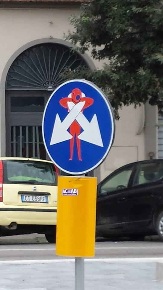 Foto Divertente: Doppia freccia avvolta al collo di uomo