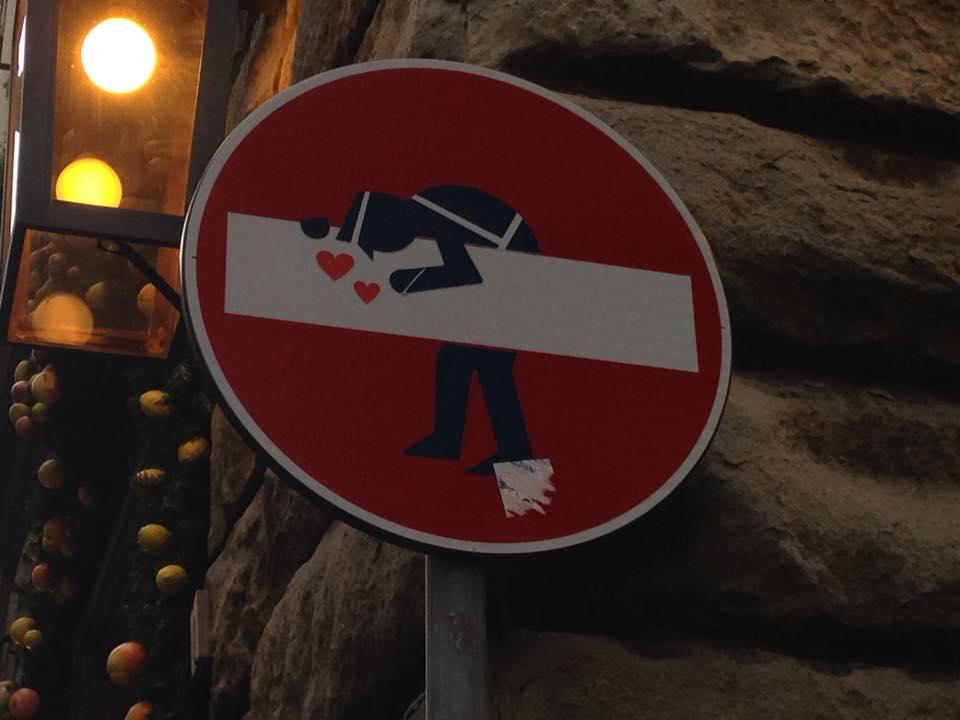 Divieto di accesso con vigile che bacia linea bianca