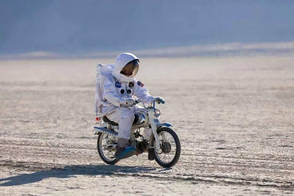 Foto Divertente: Astronauta in motorino