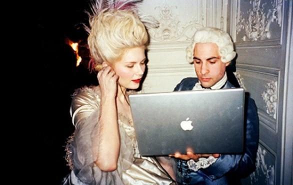 Foto Divertente: Attori in costume con Macbook