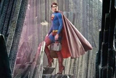 Superman con stivali e tacchi a spillo