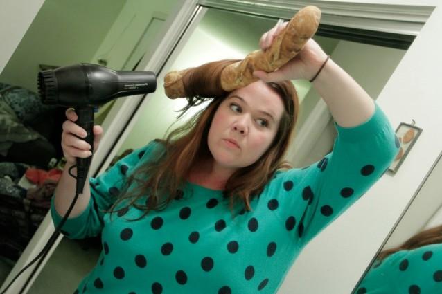 Foto Divertente: Donna che usa baguette per pettinarsi i capelli