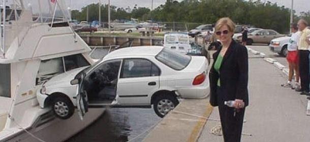 Foto Divertente: Donna che parcheggia auto tra il molo e una barca